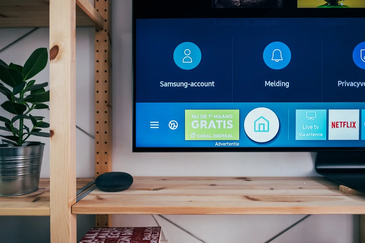 Smart TV em ambiente residencial representando uso de IPTV para sala e entretenimento doméstico